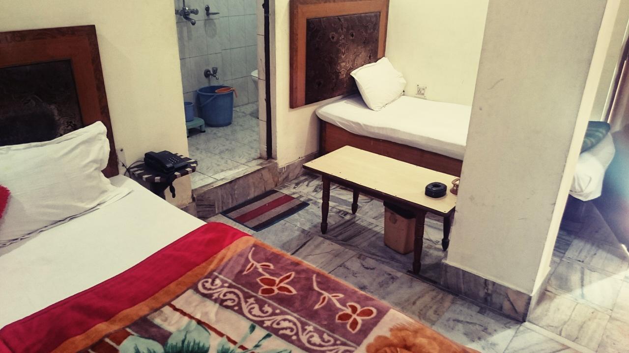 Hotel Aditya Inn Varanasi Bagian luar foto